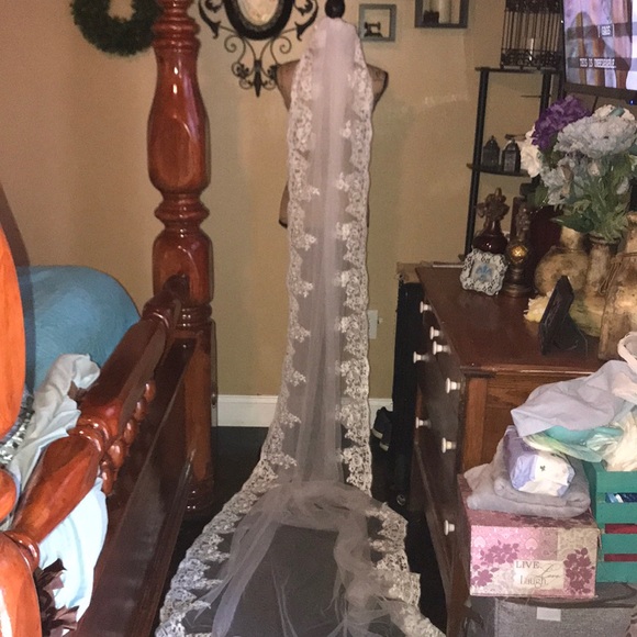 New Beautiful Xlong lace edged cathedral veil main image 4